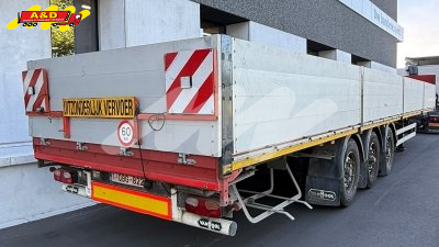 Oplegger met zijborden en container aansluiting