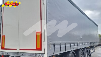 Nieuwe schuifzeiloplegger met frame en stuuras