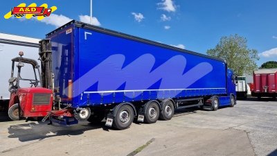 Schuifzeil-oplegger met meeneemheftruck - Direct beschikbaar