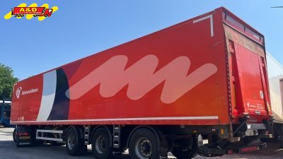 Box-oplegger met stuurassen en laadbrug