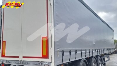 Nieuwe schuifzeiloplegger met frame en stuuras